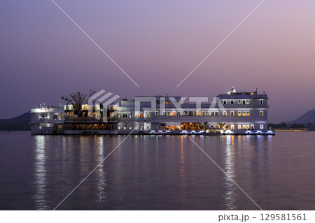 アンブライ・ガートから望むタージ・レイク・パレス 129581561