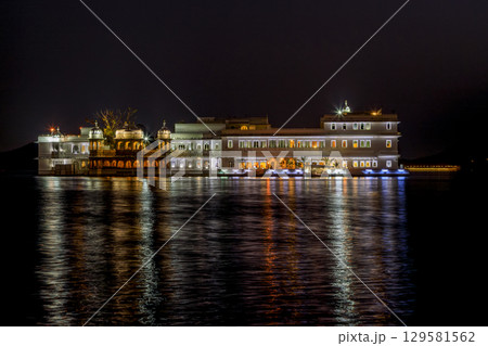 アンブライ・ガートから望むタージ・レイク・パレス アンブライ・ガートから望むタージ・レイク・パレス 129581562