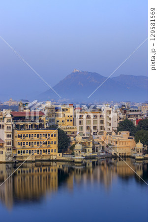 レイク・ピチョーラ湖畔の町並みと遠くに望むサジャンガル・モンスーン宮殿 129581569