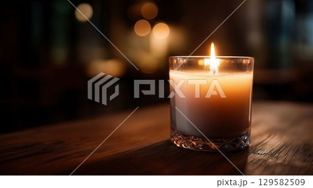 暗闇に揺れるキャンドルの炎 129582509