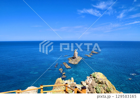 神威岬・展望台広場から・岬の先端(北海道・積丹町) 神威岬・展望台広場から・岬の先端(北海道・積丹町) 129583165