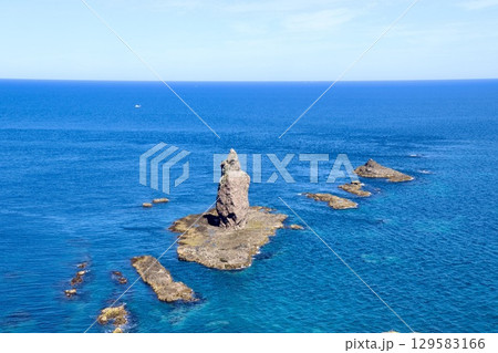 神威岬・展望台広場から・岬の先端（北海道・積丹町） 129583166