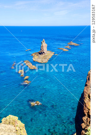 神威岬・展望台広場から・岬の先端（北海道・積丹町） 129583167