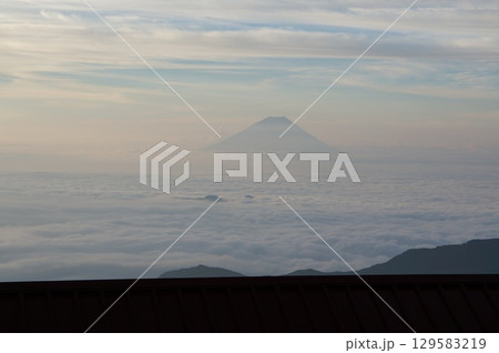 北岳山荘からみた夜明けの富士 北岳山荘からみた夜明けの富士 129583219