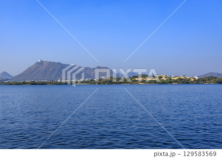 レイク・ピチョーラ越しに望むザ・オベロイ・ウダイヴィラースとサジャンガル・モンスーン宮殿 129583569