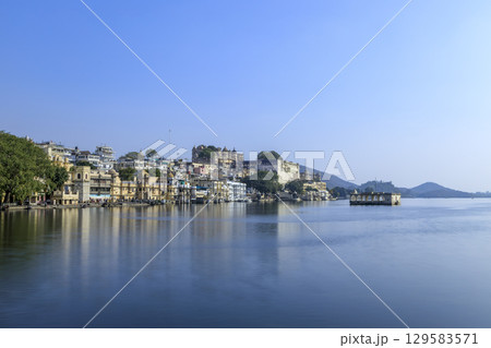 レイク・ピチョーラ湖畔の町並みとシティ・パレス 129583571