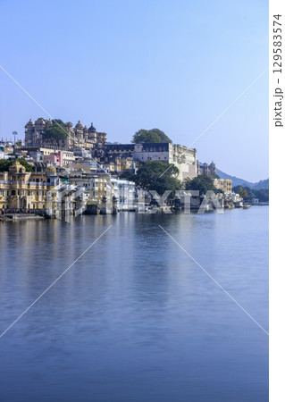 レイク・ピチョーラ湖畔の町並みとシティ・パレス 129583574