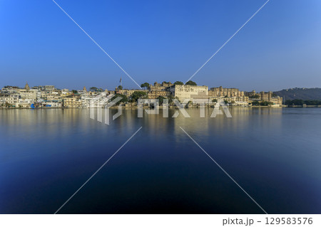 アンブライ・ガートから望むシティ・パレスと町並み 129583576