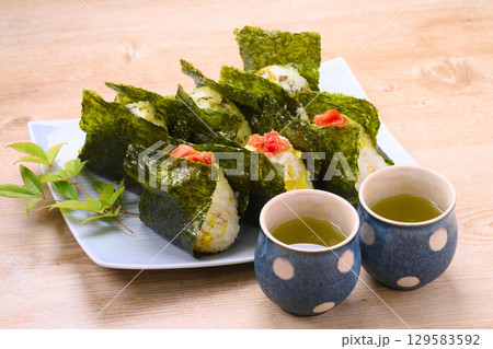 おにぎり、おむすび、高菜のお握り、たくあんとごま・梅干しのお結び。 129583592