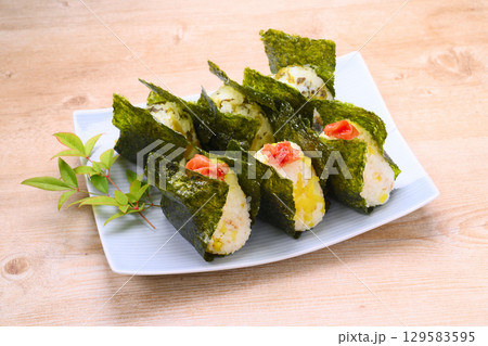 おにぎり、おむすび、高菜のお握り、たくあんとごま・梅干しのお結び。 おにぎり、おむすび、高菜のお握り、たくあんとごま・梅干しのお結び。 129583595