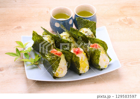 おにぎり、おむすび、高菜のお握り、たくあんとごま・梅干しのお結び。 129583597