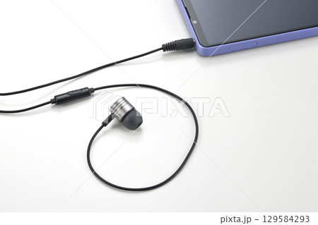 スマホのイヤホンジャックとイヤホンマイク 129584293