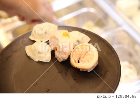 Asian traditional food. Korean style dumplings 129584368