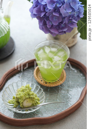 ずんだ餅と緑茶のおやつ 129585014