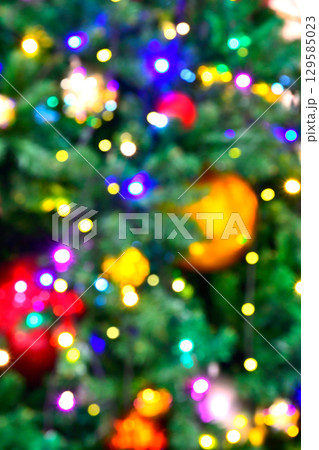 クリスマスツリーのオーナメント、美しいイルミネーション 129585023