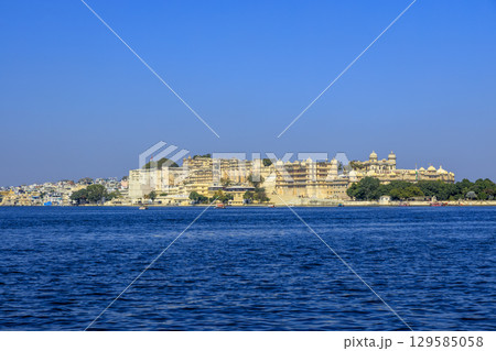 ジャグマンディール・アイランド・パレスから望むシティ・パレスと町並み ジャグマンディール・アイランド・パレスから望むシティ・パレスと町並み 129585058