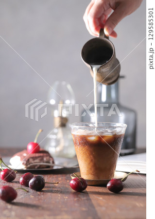 アイスコーヒーとティラミスのおやつ 129585301