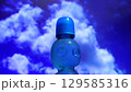 ラムネ瓶　青空バック 129585316