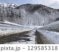 両脇にガードレールが設置された雪の中の橋 129585318