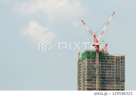 マンション建設現場のクレーン 129586325