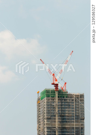 マンション建設現場のクレーン 129586327