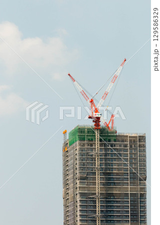 マンション建設現場のクレーン 129586329