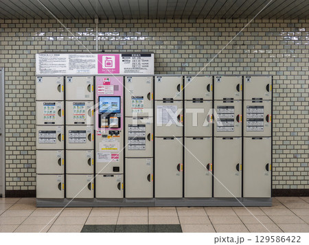 駅に設置された交通系ICカード対応コインロッカー（貸しロッカー） 129586422