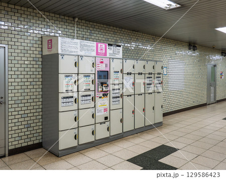 駅に設置された交通系ICカード対応コインロッカー（貸しロッカー） 129586423