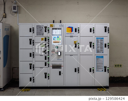 駅に設置されたキャッシュレス決済専用の貸しロッカー 129586424