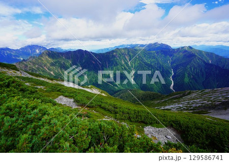 蓮華岳山頂からの扇沢周辺の山々 129586741