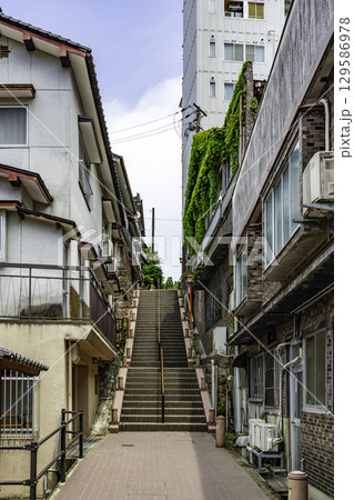 湯村温泉　株湯うらの石段　兵庫県新温泉町 129586978