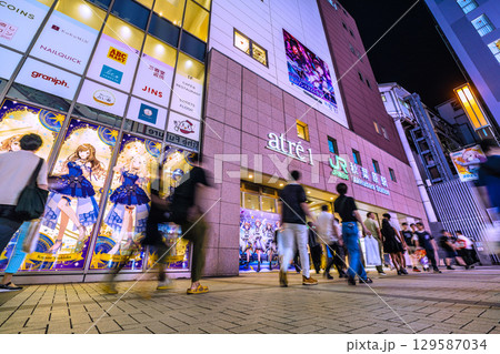 日本の東京都市景観8月13日。 夜でも若者や外国人観光客らで賑わう秋葉原＝20時39分 129587034