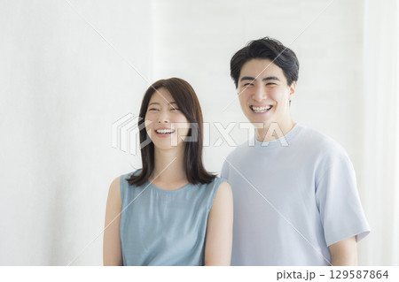 リラックスウエアを着てくつろぐカップル 129587864