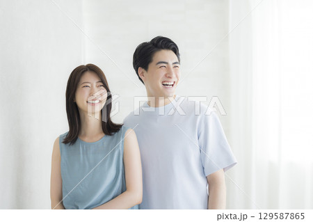 リラックスウエアを着てくつろぐカップル リラックスウエアを着てくつろぐカップル 129587865