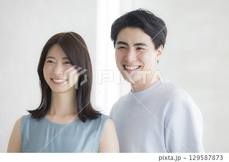 リラックスウエアを着てくつろぐカップル 129587873