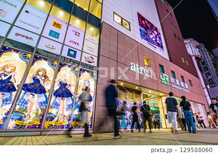 日本の東京都市景観8月13日。 夜でも若者や外国人観光客らで賑わう秋葉原=20時39分 日本の東京都市景観8月13日。 夜でも若者や外国人観光客らで賑わう秋葉原=20時39分 129588060