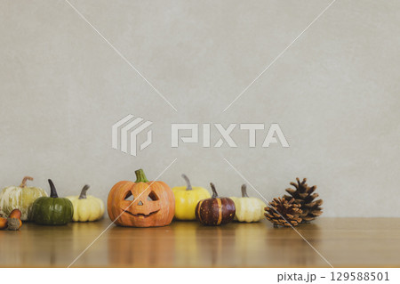 コピースペースのあるハロウィンのカボチャ　 129588501