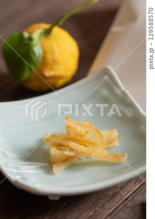 柚子皮の砂糖漬けのお菓子 (冬の和菓子) 129588570