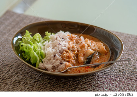 タイ料理のマッサマンカレー 129588862