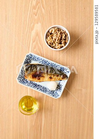 オメガ3脂肪酸を多く含む食品　くるみ　鯖　エゴマ油 129589581