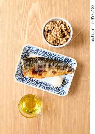 オメガ3脂肪酸を多く含む食品　くるみ　鯖　エゴマ油 129589582