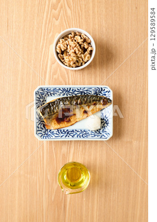 オメガ3脂肪酸を多く含む食品　くるみ　鯖　エゴマ油 129589584