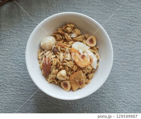 果物とナッツの入ったグラノーラ 果物とナッツの入ったグラノーラ 129589987