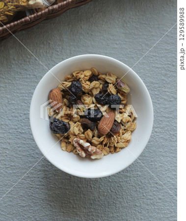 ブルーベリーとオーツ麦のグラノーラ 129589988