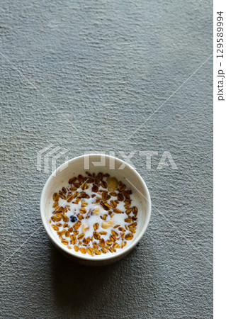 ミルクで食べるグラノーラ 129589994