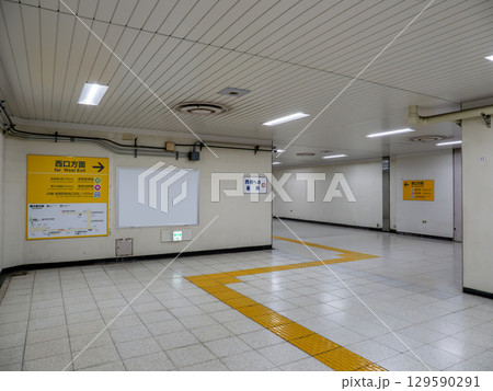 JR東日本「馬喰町駅」構内地下通路に掲示された案内表示 JR東日本「馬喰町駅」構内地下通路に掲示された案内表示 129590291