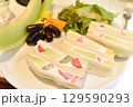 フルーツたっぷりのフルーツサンド 129590293