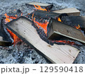 キャンプ場で薪を焼く 129590418