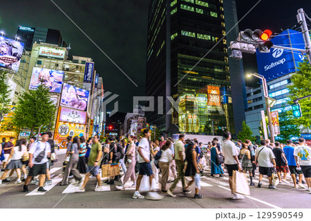 日本の東京都市景観8月13日。インバウンド続く、 夜でも外国人観光客らで賑わう秋葉原=20時43分 日本の東京都市景観8月13日。インバウンド続く、 夜でも外国人観光客らで賑わう秋葉原=20時43分 129590549