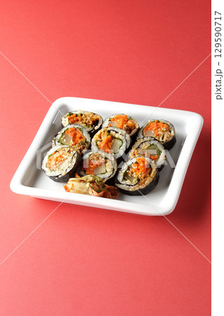 韓国風海苔巻きキンパ 129590717